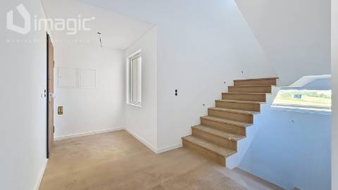 Moradia T4 nova com piscina e de Design moderno, em Mafra.
