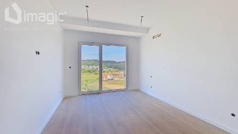Moradia T4 nova com piscina e de Design moderno, em Mafra.