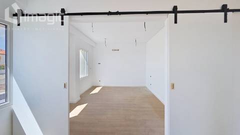 Moradia T4 nova com piscina e de Design moderno, em Mafra.