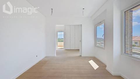 Moradia T4 nova com piscina e de Design moderno, em Mafra.