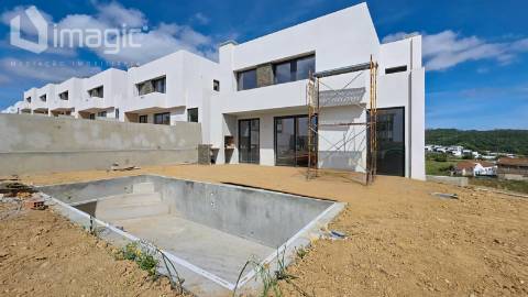 Moradia T4 nova com piscina e de Design moderno, em Mafra.
