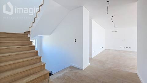 Moradia T4 nova com piscina e de Design moderno, em Mafra.