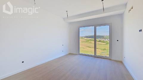 Moradia T4 nova com piscina e de Design moderno, em Mafra.