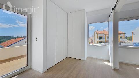 Moradia T4 nova com piscina e de Design moderno, em Mafra.