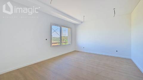 Moradia T4 nova com piscina e de Design moderno, em Mafra.