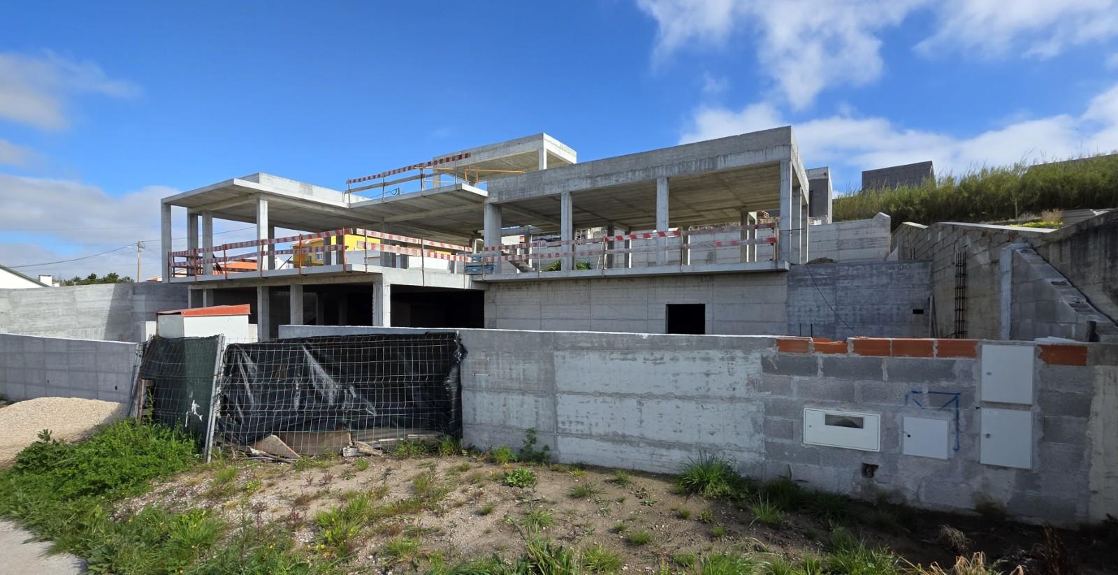 Moradia isolada T4+1 de arquitetura contemporânea na Ventosa - Torres Vedras.