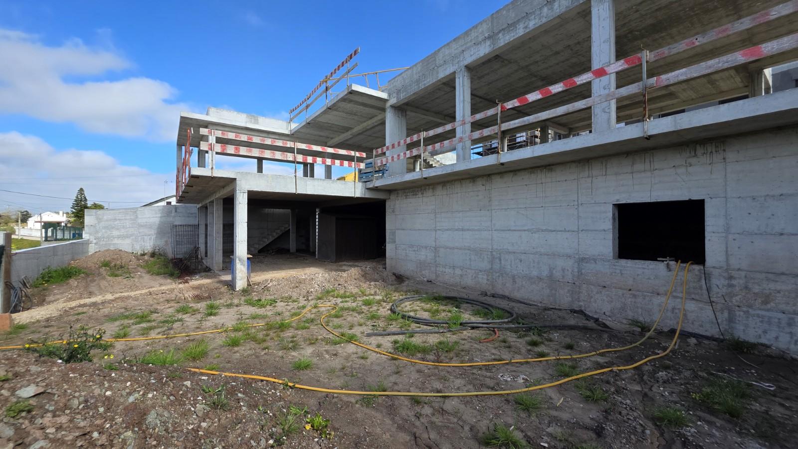 Moradia isolada T4+1 de arquitetura contemporânea na Ventosa - Torres Vedras.