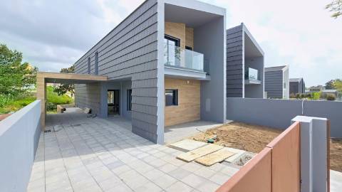 Moradia T3+1 Ericeira com piscina e jardim