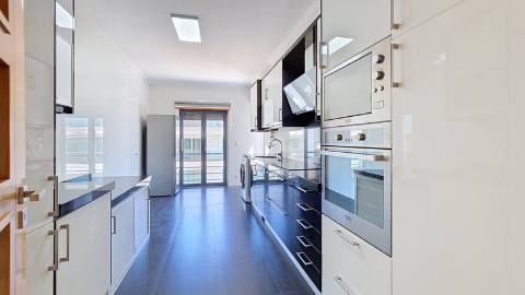 Apartamento T3 + sótão, usado, em Mafra.
