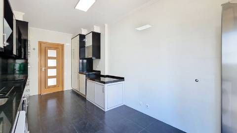 Apartamento T3 + sótão, usado, em Mafra.