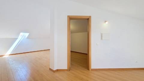 Apartamento T3 + sótão, usado, em Mafra.