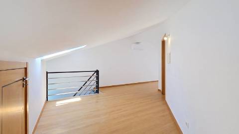 Apartamento T3 + sótão, usado, em Mafra.
