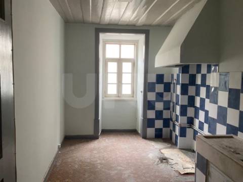 Prédio de 5 Pisos situado em plena Baixa da Cidade de Coimbra, para venda