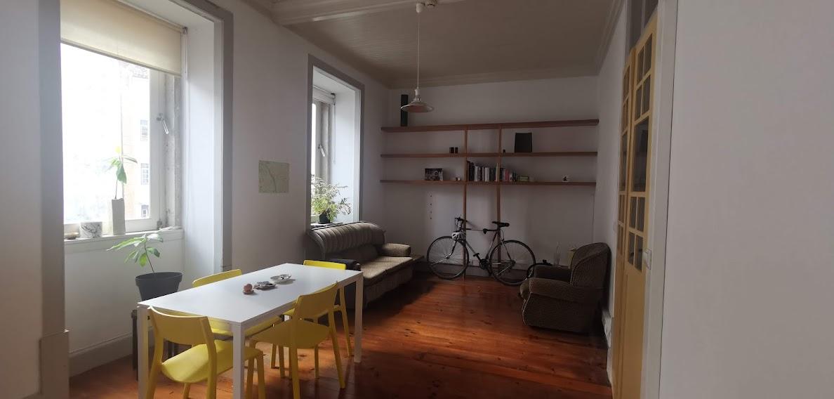 Apartamento T2 perto do Largo da Portagem para arrendamento