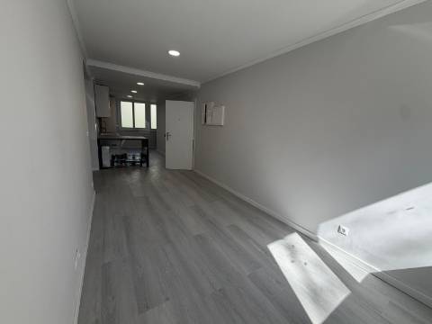 Apartamento T2 remodelado Benfica - Lisboa