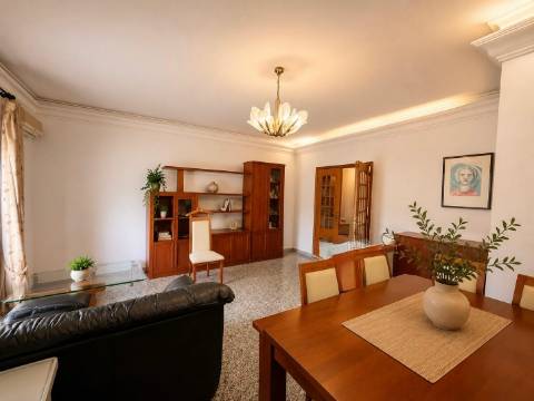 Apartamento T3 com Suíte, Varanda, Garagem e Arrecadação | Cruz de Pau - Amora
