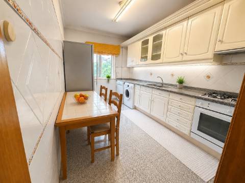 Apartamento T3 com Suíte, Varanda, Garagem e Arrecadação | Cruz de Pau - Amora