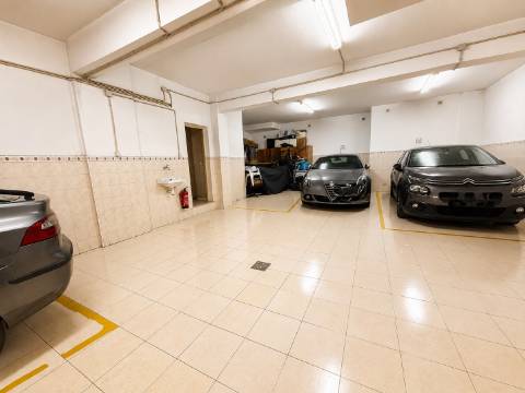 Apartamento T3 com Suíte, Varanda, Garagem e Arrecadação | Cruz de Pau - Amora