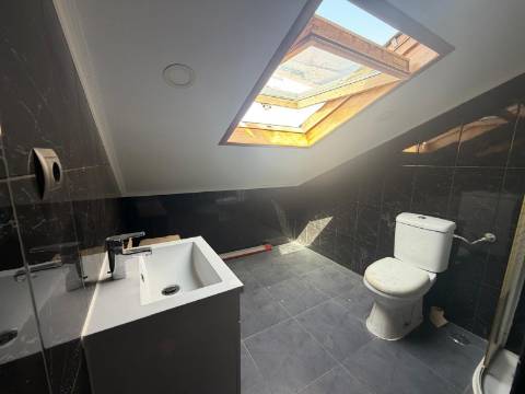 Apartamento T3 + 1 para recuperação | Quinta Manuel André -Seixal