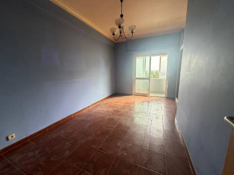 Apartamento T3 + 1 para recuperação | Quinta Manuel André -Seixal