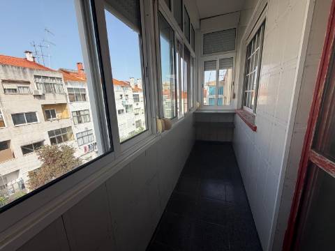 Apartamento T3 + 1 para recuperação | Quinta Manuel André -Seixal