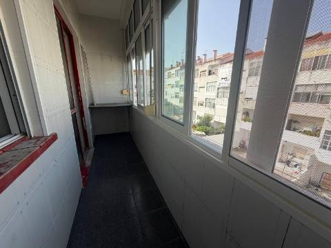 Apartamento T3 + 1 para recuperação | Quinta Manuel André -Seixal