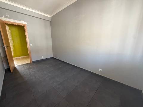 Apartamento T3 + 1 para recuperação | Quinta Manuel André -Seixal