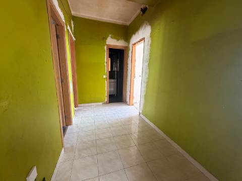 Apartamento T3 + 1 para recuperação | Quinta Manuel André -Seixal