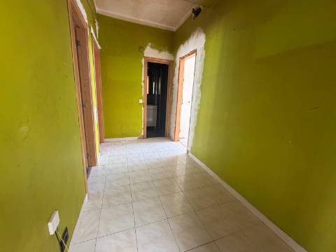 Apartamento T3 + 1 para recuperação | Quinta Manuel André -Seixal