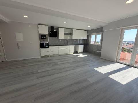 Apartamento T4 totalmente remodelado - Amora