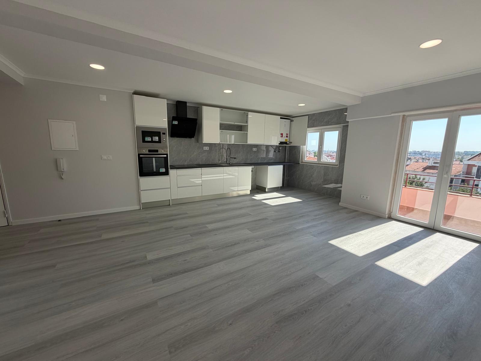 Apartamento T4 totalmente remodelado - Amora