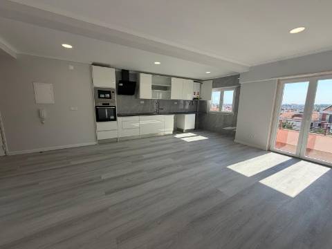 Apartamento T4 totalmente remodelado - Amora