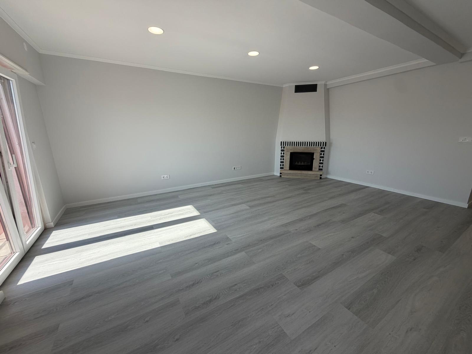 Apartamento T4 totalmente remodelado - Amora