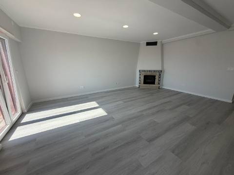 Apartamento T4 totalmente remodelado - Amora