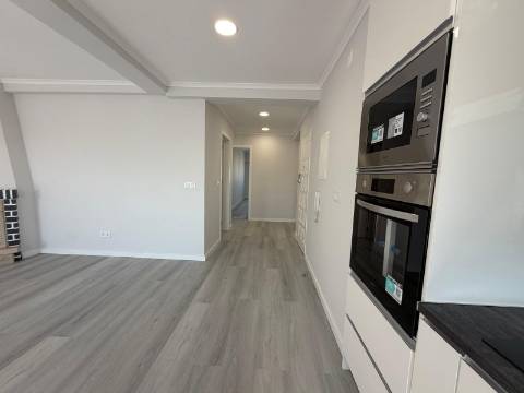 Apartamento T4 totalmente remodelado - Amora