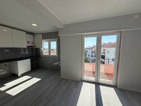 Apartamento T4 totalmente remodelado - Amora