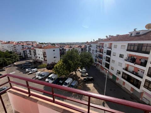Apartamento T4 totalmente remodelado - Amora