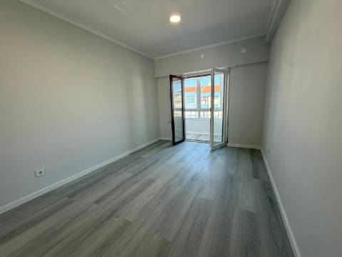 Apartamento T4 totalmente remodelado - Amora