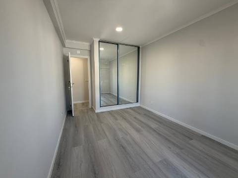 Apartamento T4 totalmente remodelado - Amora