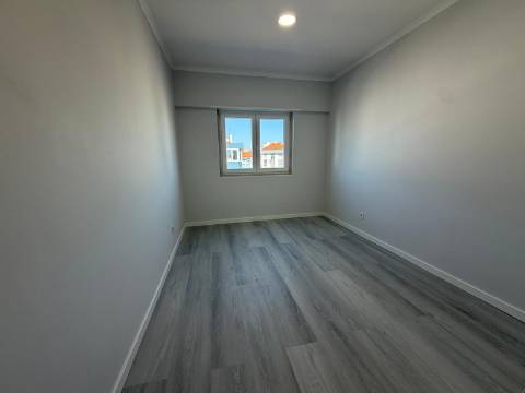 Apartamento T4 totalmente remodelado - Amora
