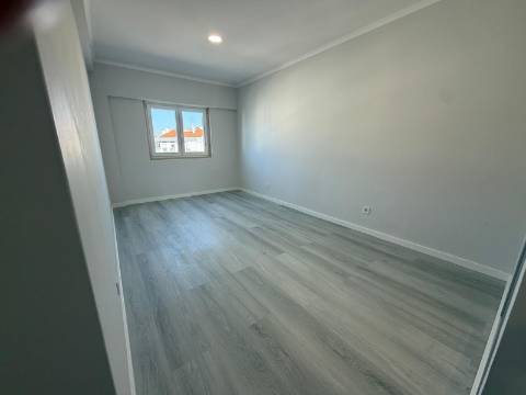 Apartamento T4 totalmente remodelado - Amora