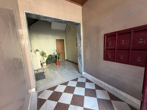 Apartamento T4 totalmente remodelado - Amora