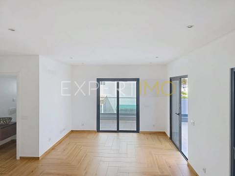 Apartamento T2 NOVO com garagem, arrecadação e piscina