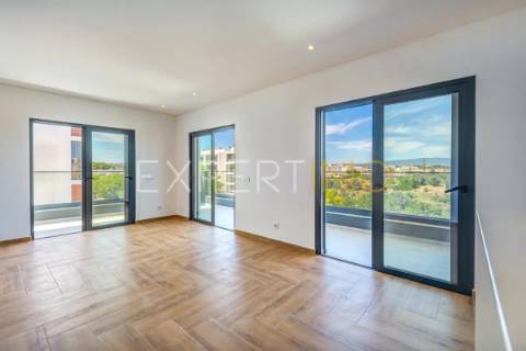 Apartamento T2 NOVO com garagem, arrecadação e piscina