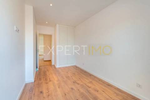 Apartamento T2 NOVO com garagem, arrecadação e piscina