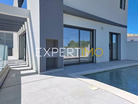 Moradia NOVA na Mexilhoeira Grande com piscina