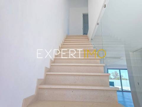 Moradia NOVA na Mexilhoeira Grande com piscina