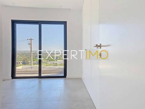 Moradia NOVA na Mexilhoeira Grande com piscina