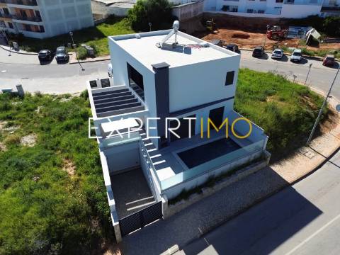 Moradia NOVA na Mexilhoeira Grande com piscina