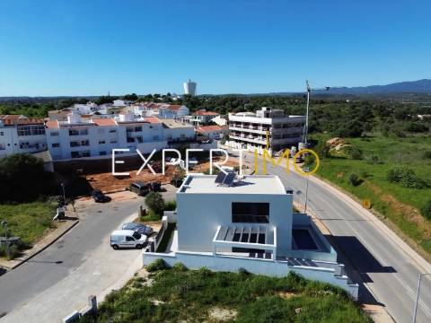 Moradia NOVA na Mexilhoeira Grande com piscina